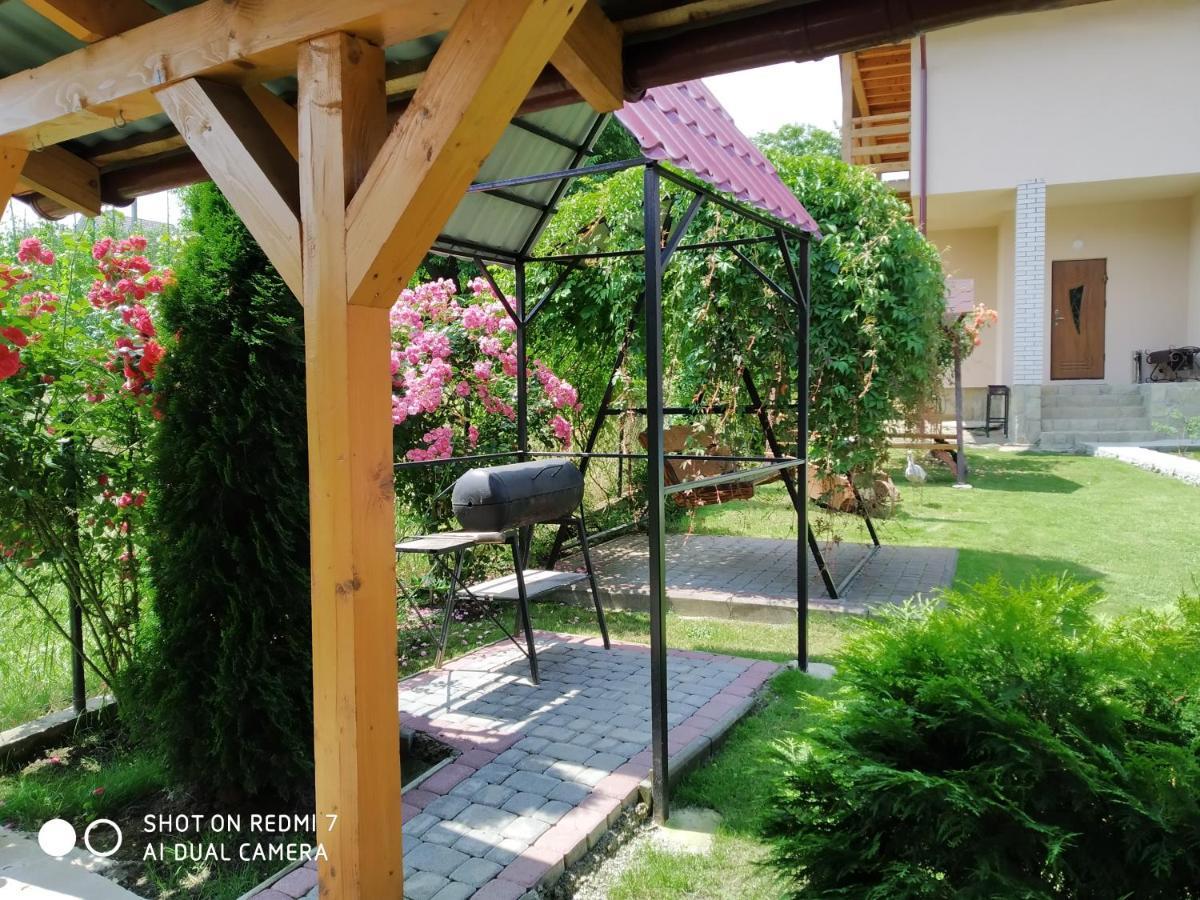 Апартаменти З Двома Спальнями І Кухнею Yaremche Exterior foto